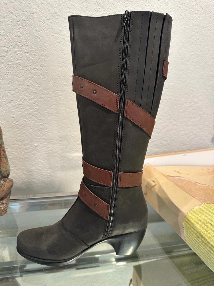 Naot Allure nubuck toffee leather boots (size 41)